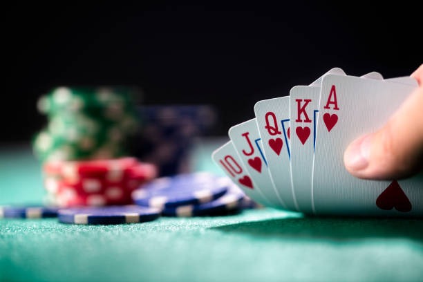 Studio Diamond Empire menampilkan meja blackjack dengan dealer profesional